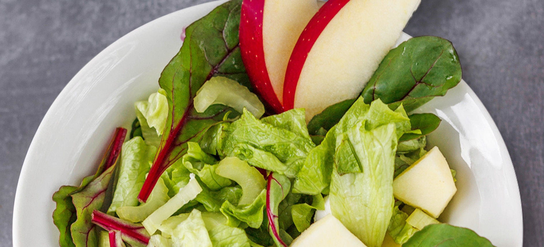 Frisk romainesalat med æble og selleri – sprød lækkerbisken til enhver lejlighed