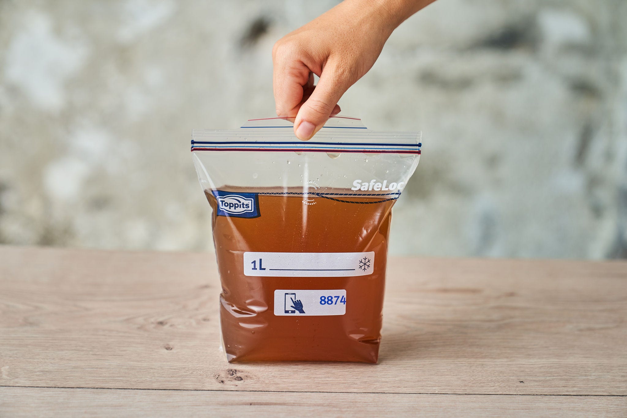 Kog din egen grøntsagsbouillon af rester - sådan gør du!