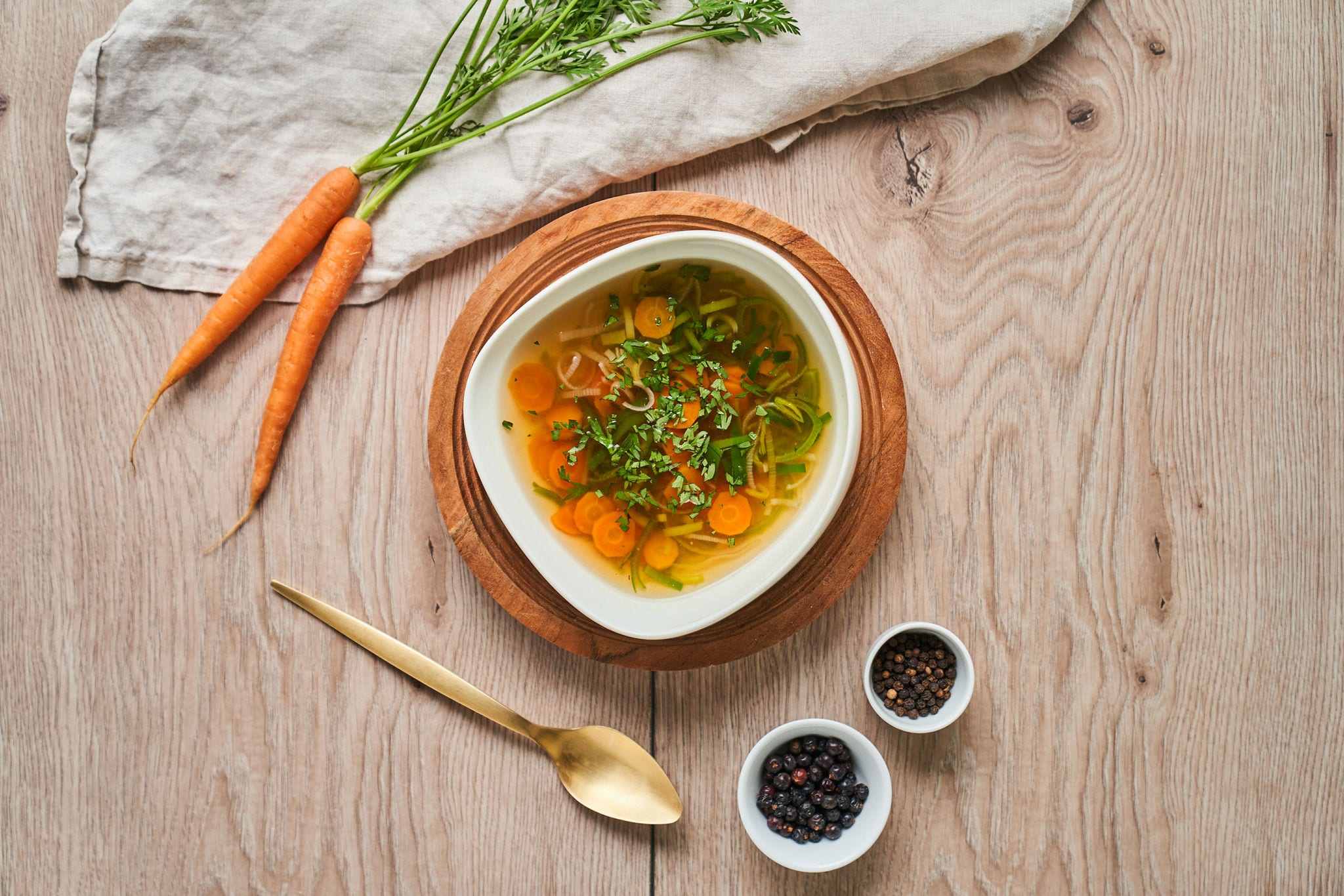 Kog din egen grøntsagsbouillon af rester - sådan gør du!