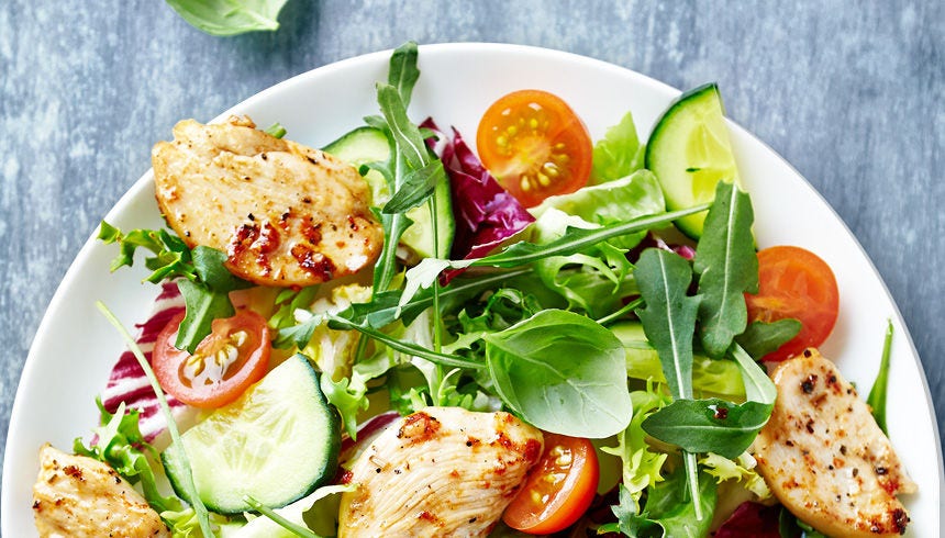 Frisk salat med kyllingebryst – hurtig at tilberede og lækker