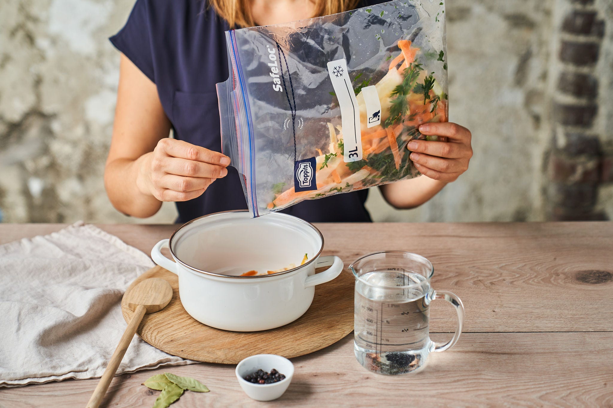 Kog din egen grøntsagsbouillon af rester - sådan gør du!