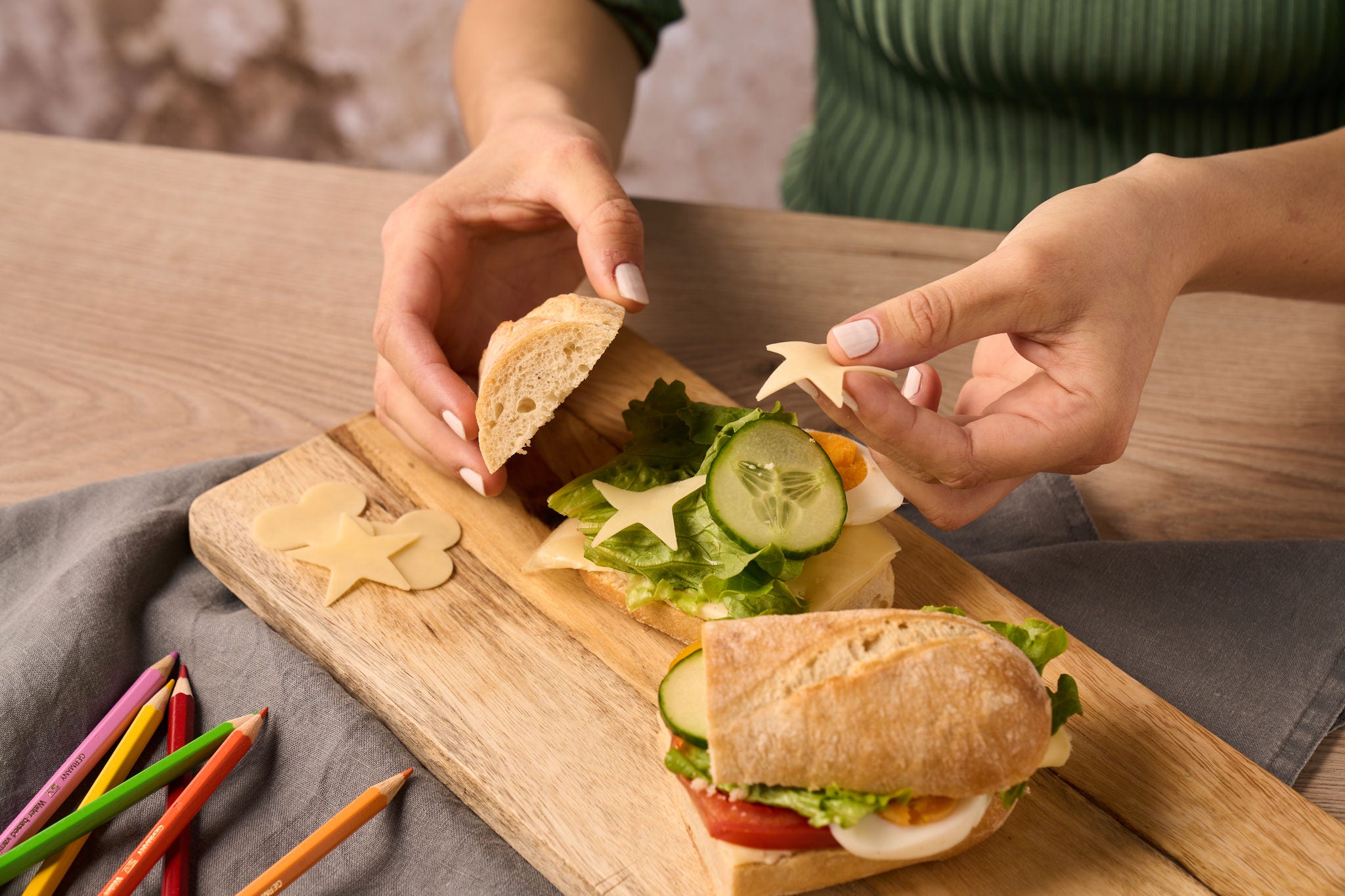 Ostebaguette med æg og grøntsager – den perfekte snack til skole og arbejde