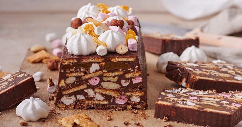 Kold hundeopskrift – nostalgisk nydelse lavet af chokolade og kiks, uden bagning!