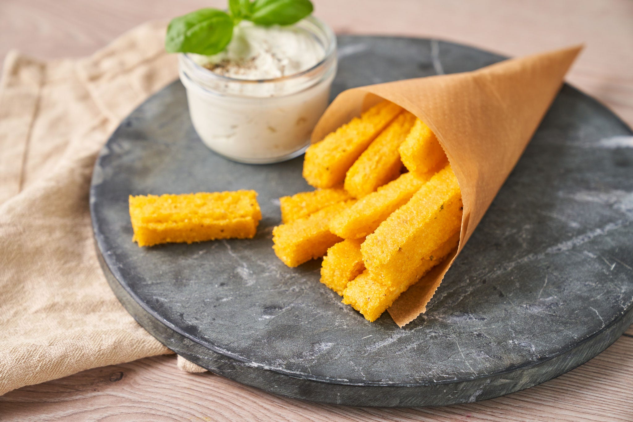 Polenta-fritter lavet af majsgrynrester – sprøde rester gjort nemme