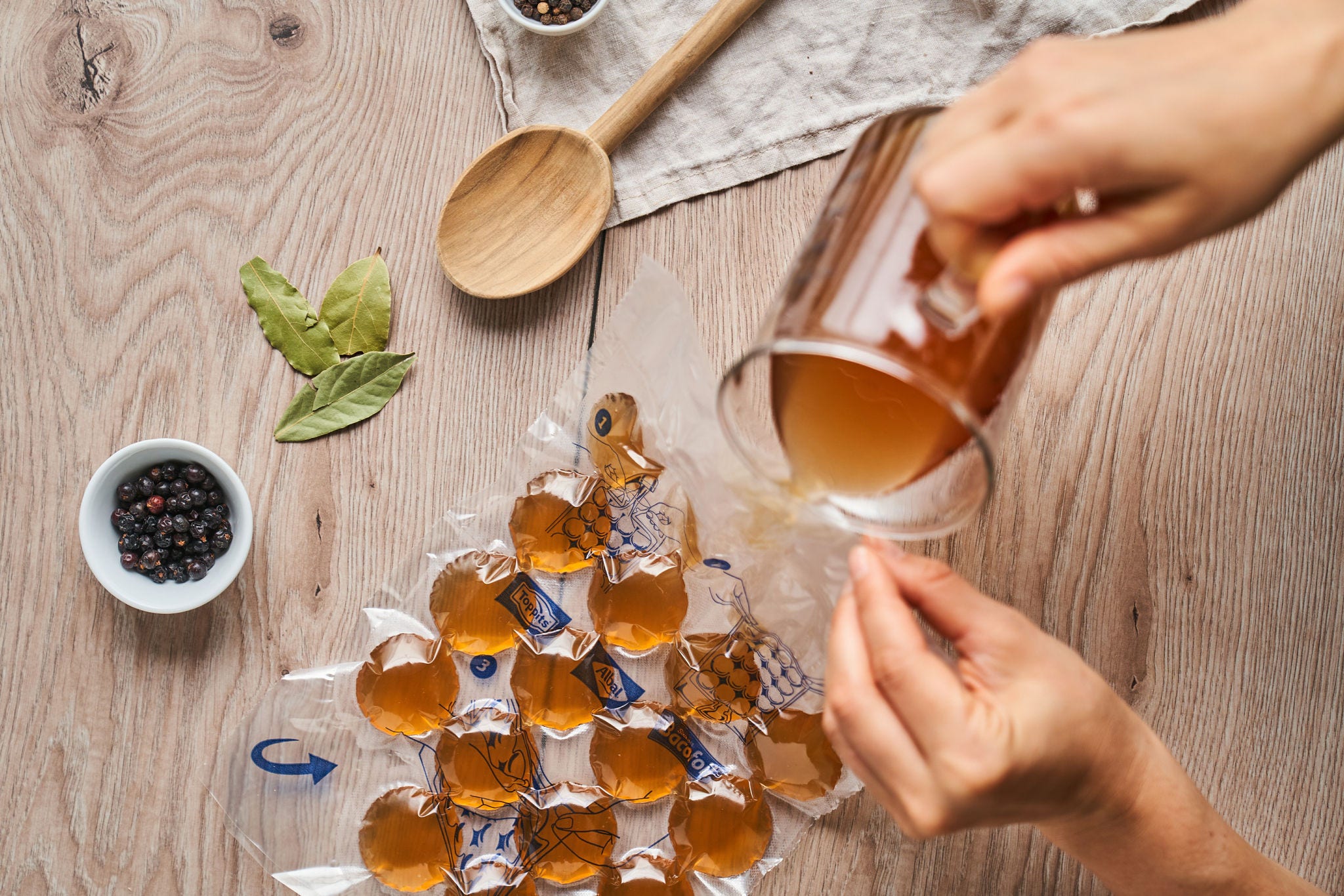 Kog din egen grøntsagsbouillon af rester - sådan gør du!