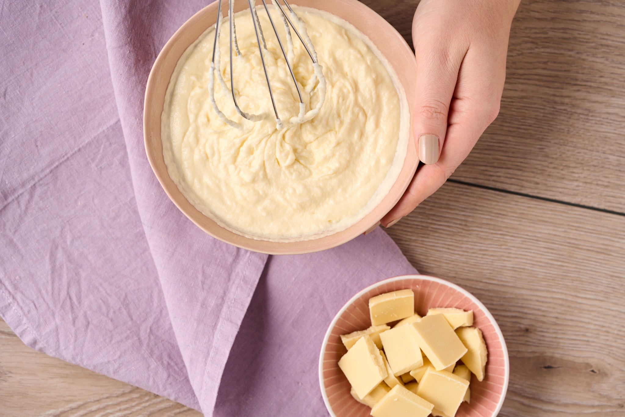 Frugtagtig dessert i et glas med jordbær og kokosmælk
