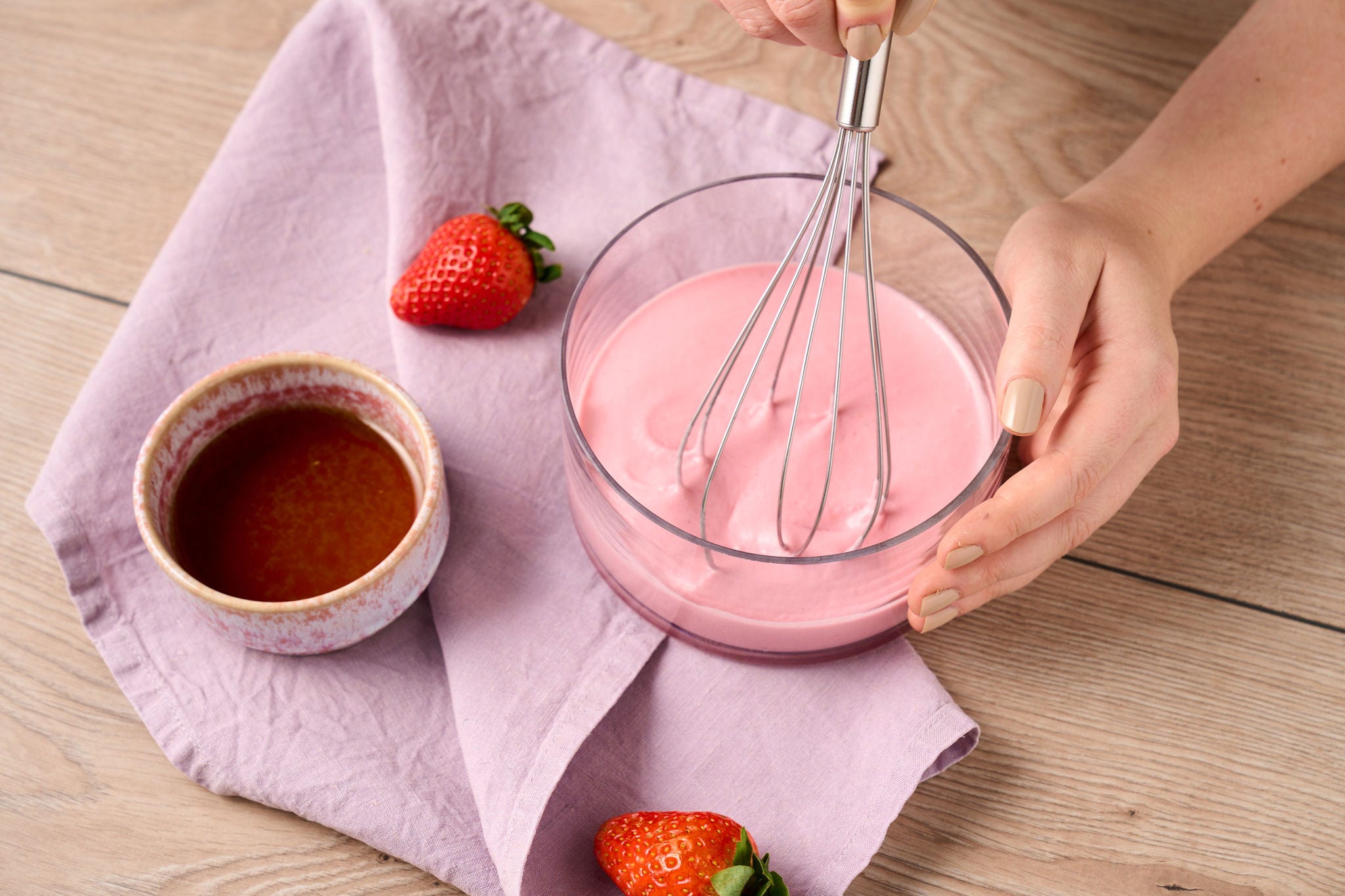 Frugtagtig dessert i et glas med jordbær og kokosmælk