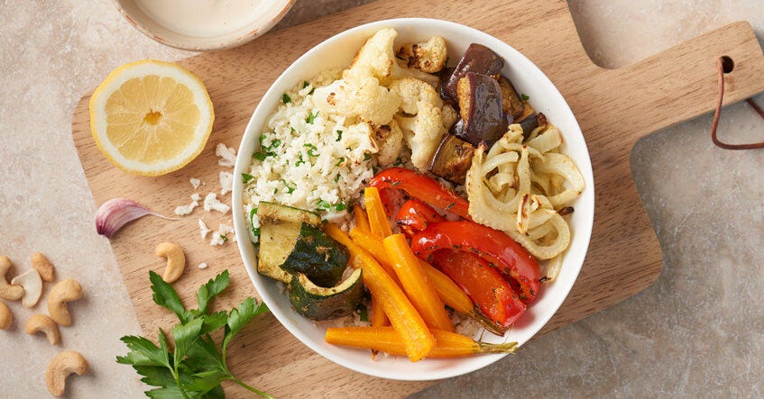 Ovngrøntsagsskål med blomkålscouscous – farverigt, sundt og virkelig lækkert