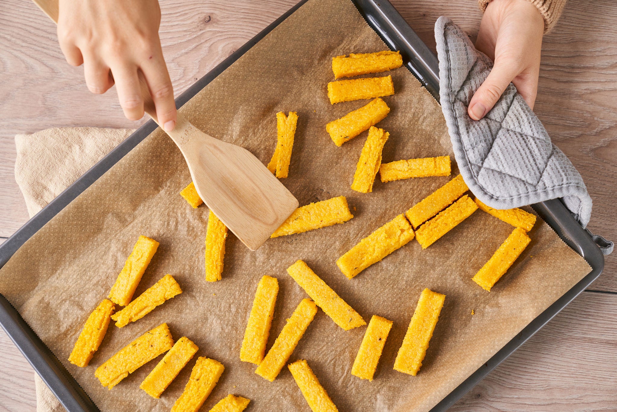 Polenta-fritter lavet af majsgrynrester – sprøde rester gjort nemme