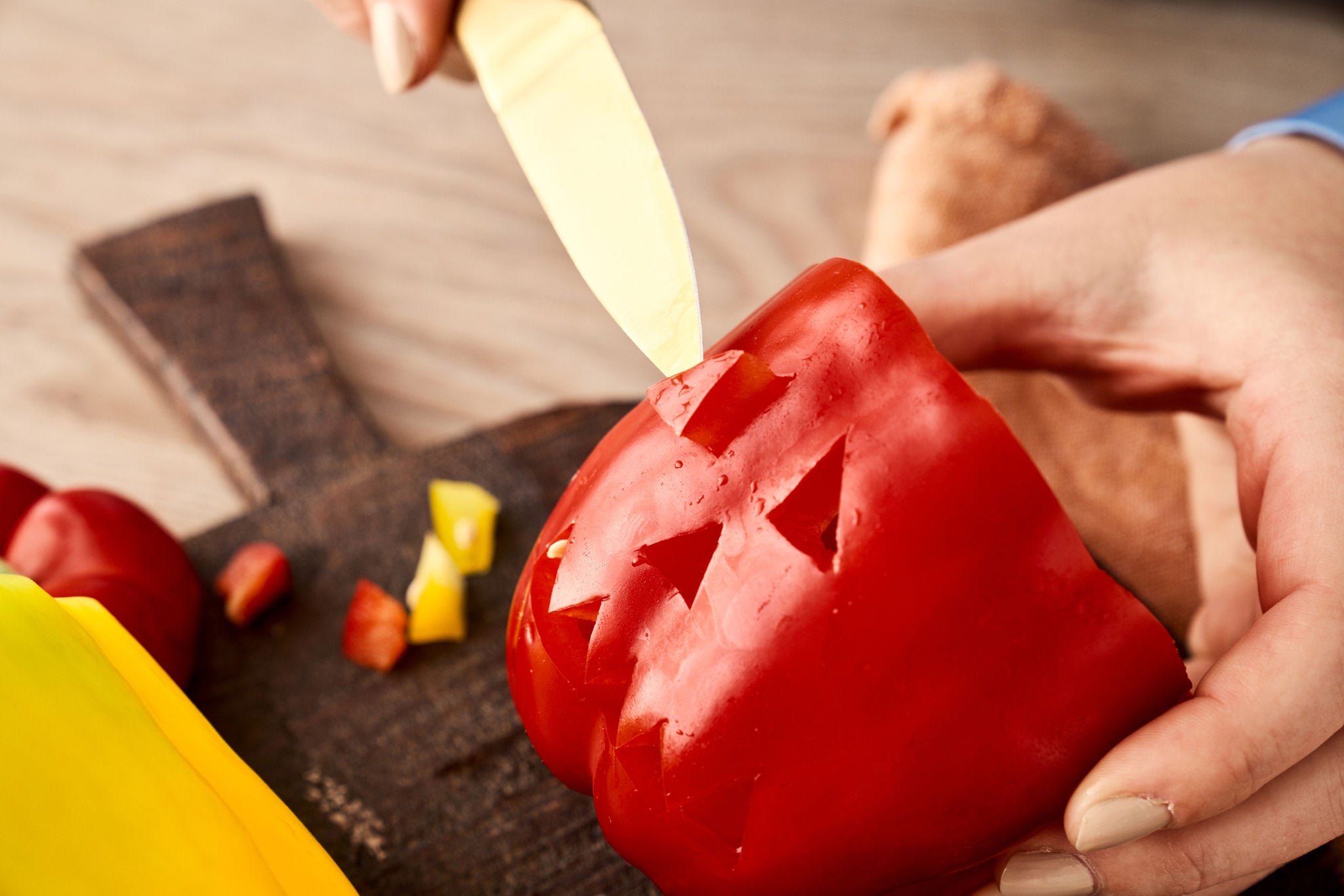 Halloween peberfrugter: Fyldte uhyggelige peberfrugter med hakket kød