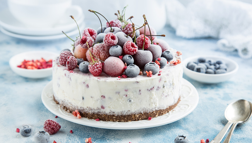 Frugtig bærkage på en sprød fuldkornskiksebund – den perfekte sommerdessert
