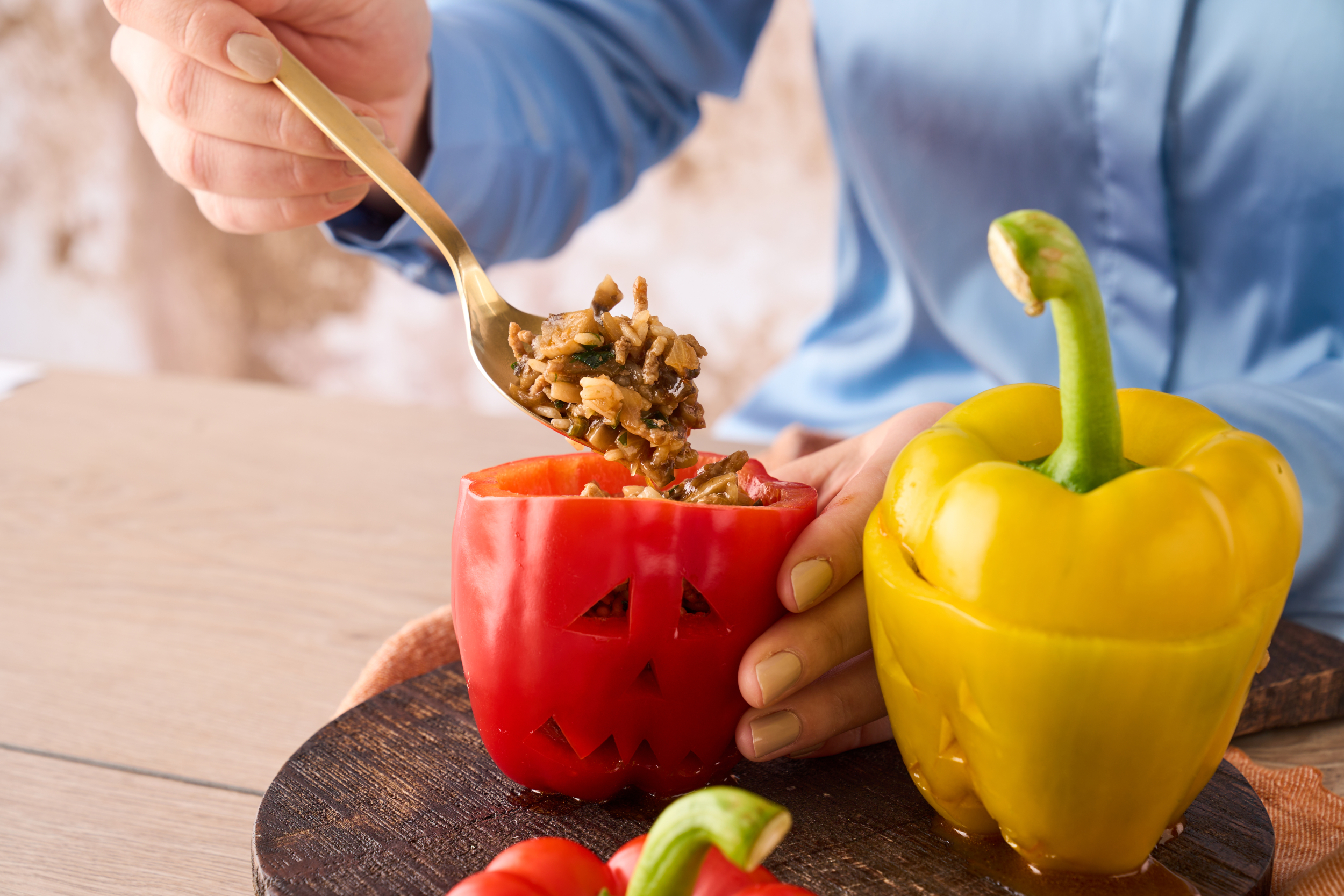 Halloween peberfrugter: Fyldte uhyggelige peberfrugter med hakket kød