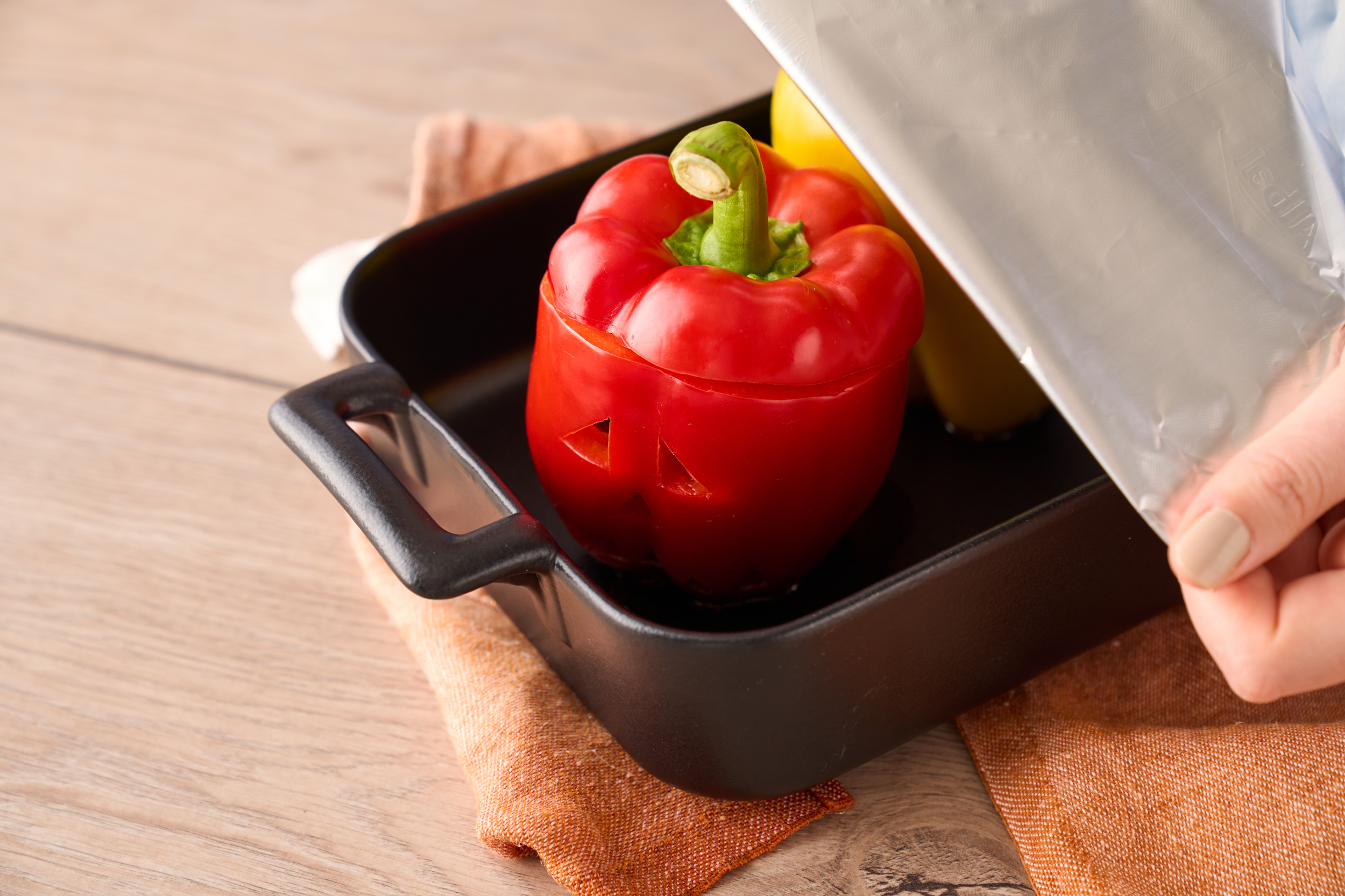 Halloween peberfrugter: Fyldte uhyggelige peberfrugter med hakket kød