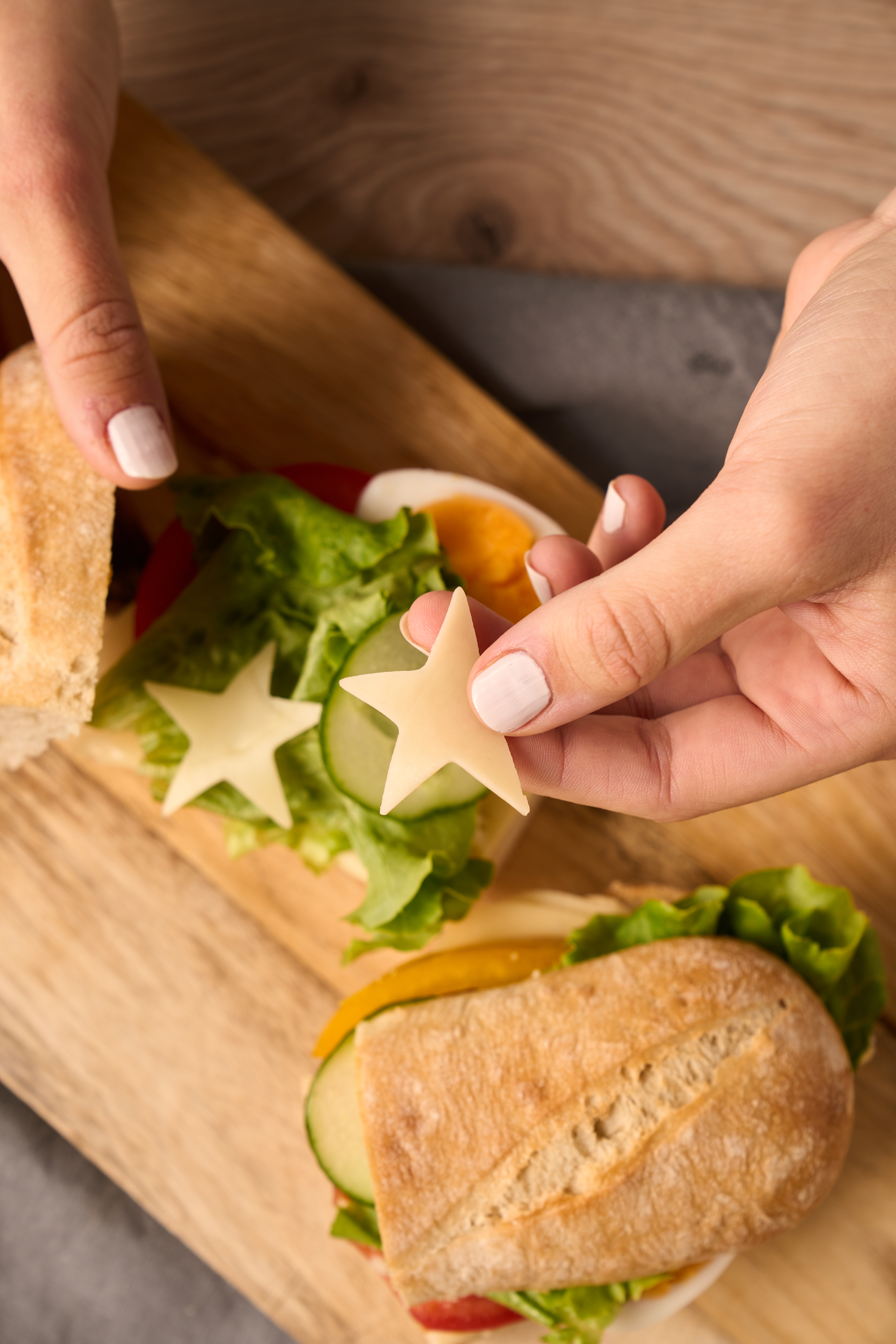 Ostebaguette med æg og grøntsager – den perfekte snack til skole og arbejde