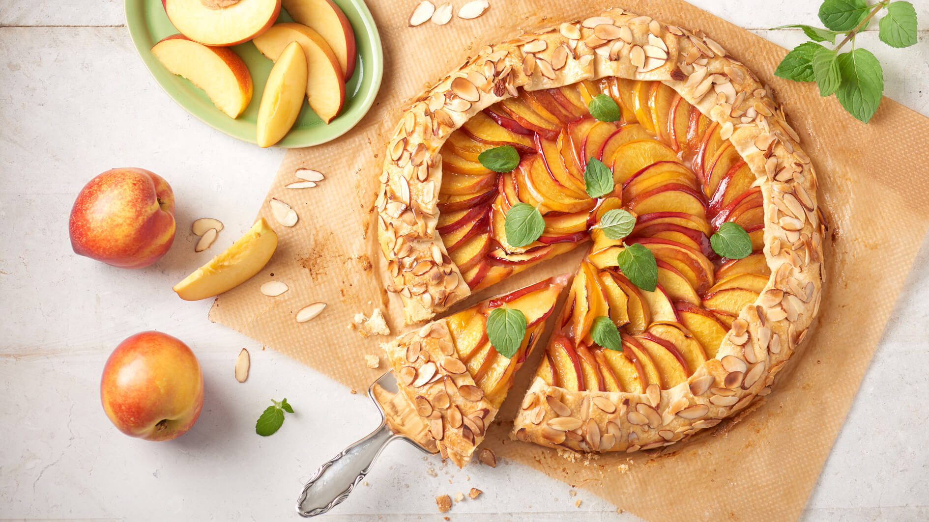 Nektarine galette – frugtagtig, sprød og vidunderligt ukompliceret