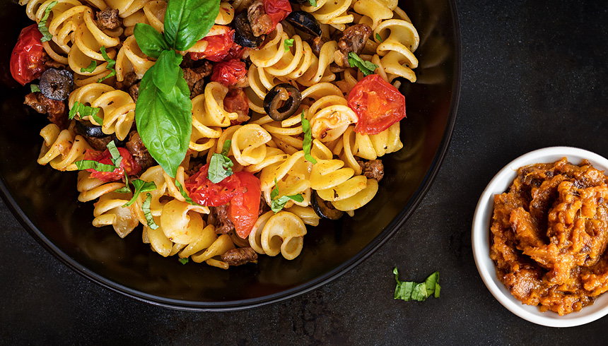Pasta med mørt oksekød og sød kartoffelpesto – kreativ, lækker og hurtig at lave.