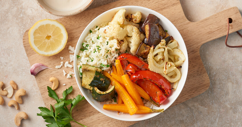 Ovngrøntsagsskål med blomkålscouscous – farverigt, sundt og virkelig lækkert