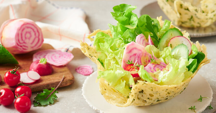 Sprøde parmesankurve med frisk forårssalat – spiselige skåle til en særlig forkælelse