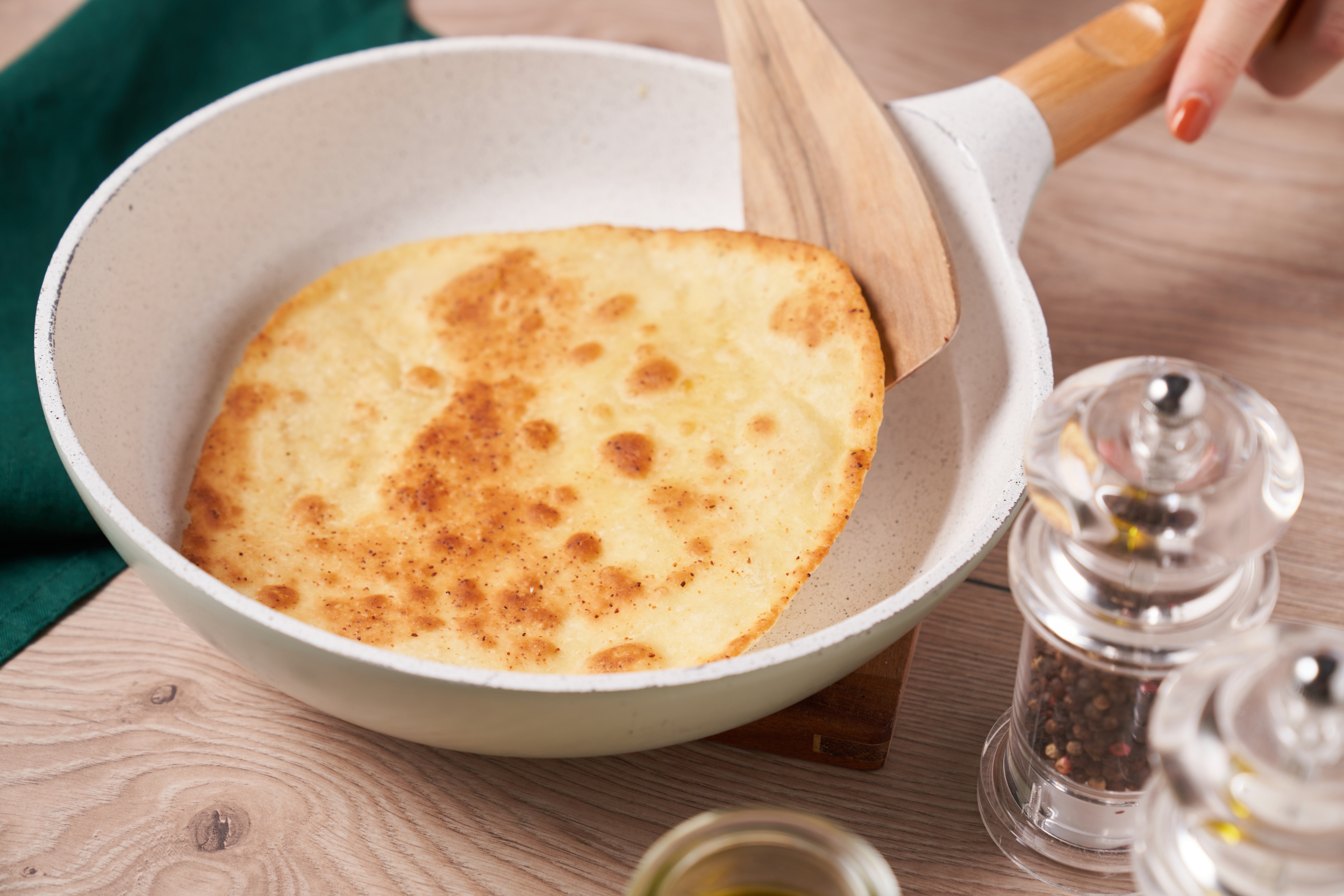 Pizza fra panden – sprød nydelse uden ovn