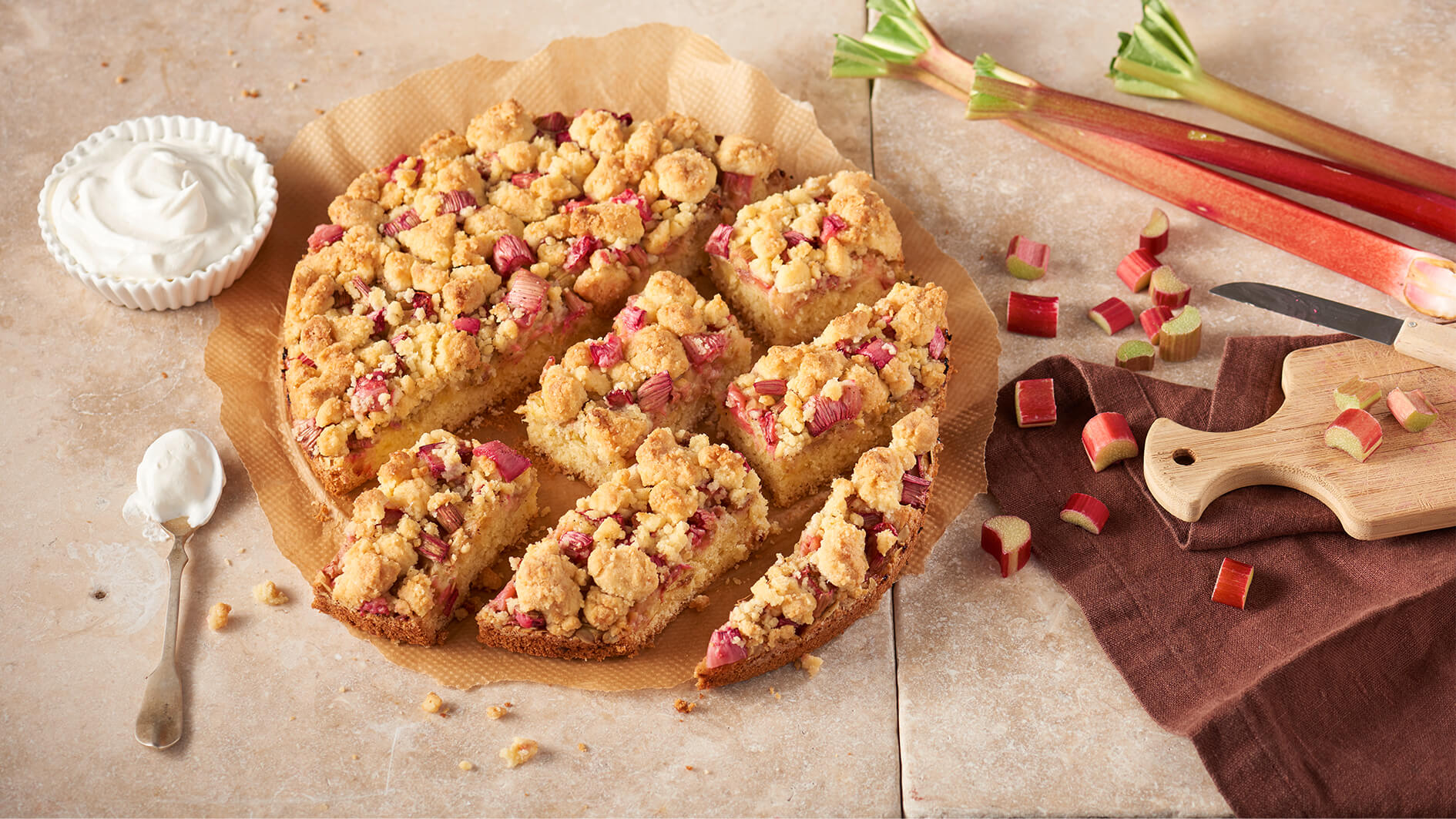 Rabarberkage med smuldrer – frugtig, sprød og uimodståelig