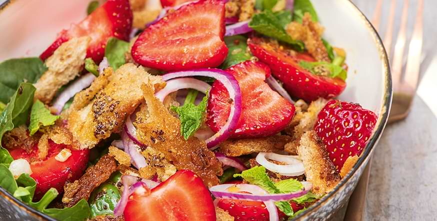 Spinatsalat med jordbær – den nemme sommeropskrift