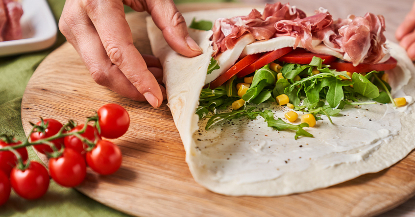 Sommerlige wraps med prosciutto eller vegansk med sød kartoffel og hummus