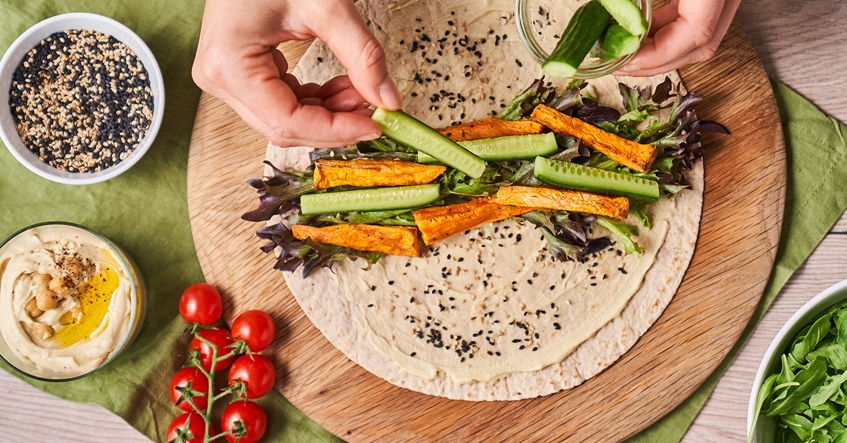 Sommerlige wraps med prosciutto eller vegansk med sød kartoffel og hummus