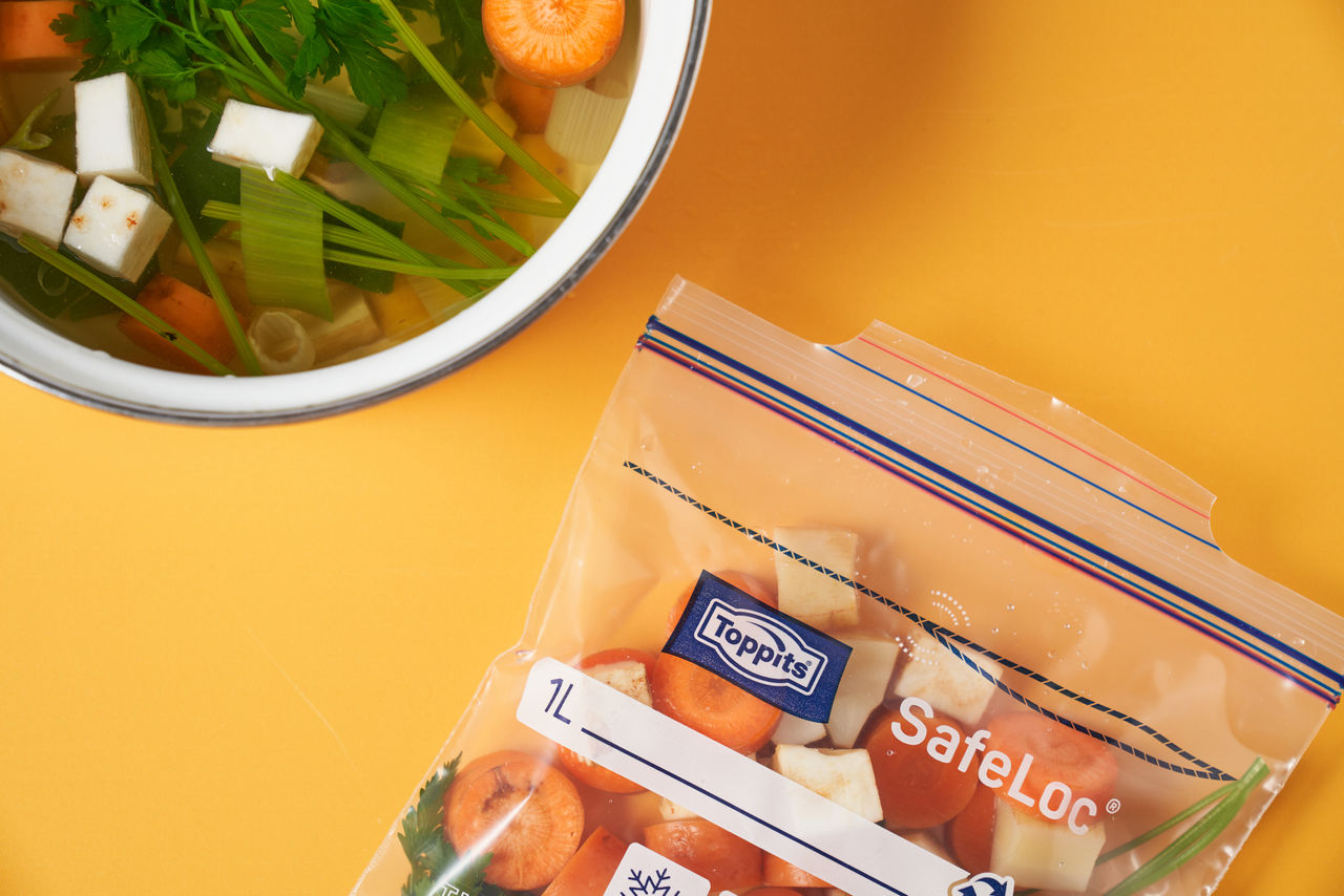 Suppengemüse gekocht im Topf und roh geschnitten im Toppits SafeLoc Beutel daneben