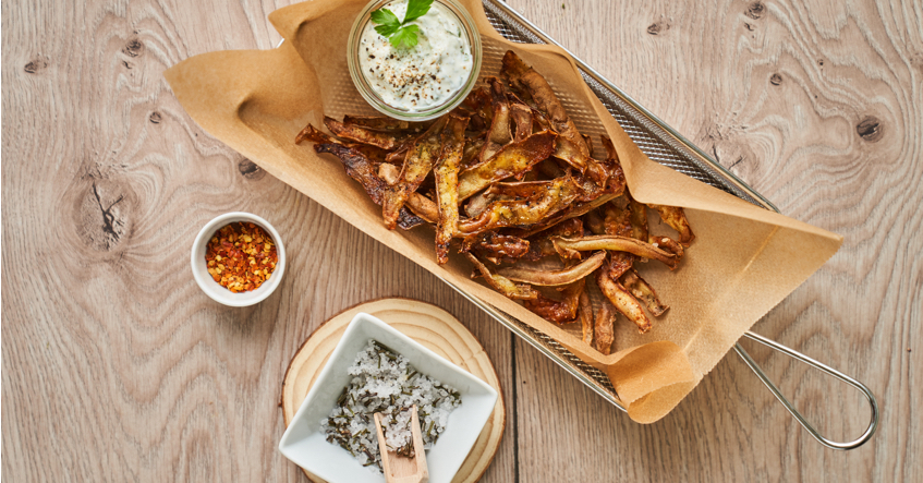 Hjemmelavede chips af kartoffelskræl