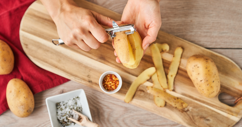 Lav madrester om til en sund snack af kartoffelskræl