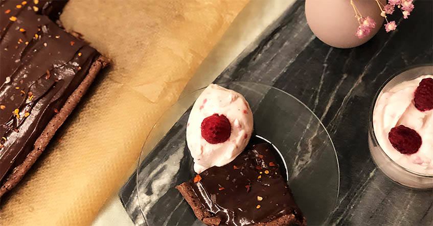 Chokoladekage med lakrids og hindbær med Toppits bagepapir