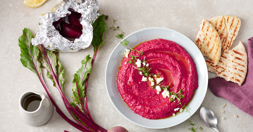 Rødbedehummus med fetaost og urter