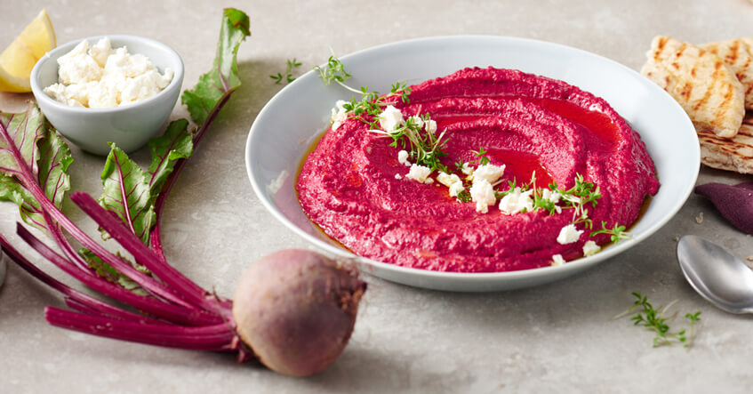 Rødbedehummus med fetaost og olivenolie