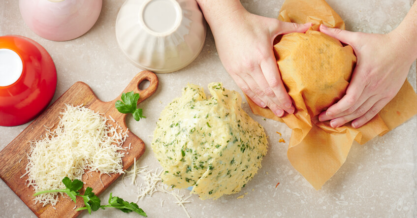 Parmesanost formes til parmesan kurve over en skål