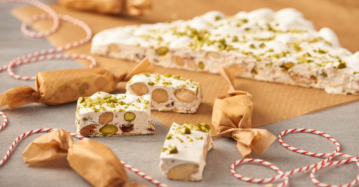 Fransk nougat med mandel og pistacie på bagepapir fra Toppits