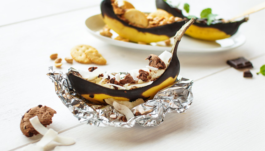 Grillet banan i aluminiumfolie med chokolade, hasselnødder og vaniljeis