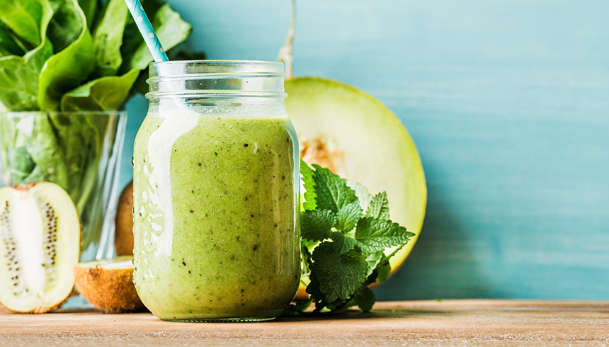 Grøn, nyttig smoothie med salat, spinat og kiwi