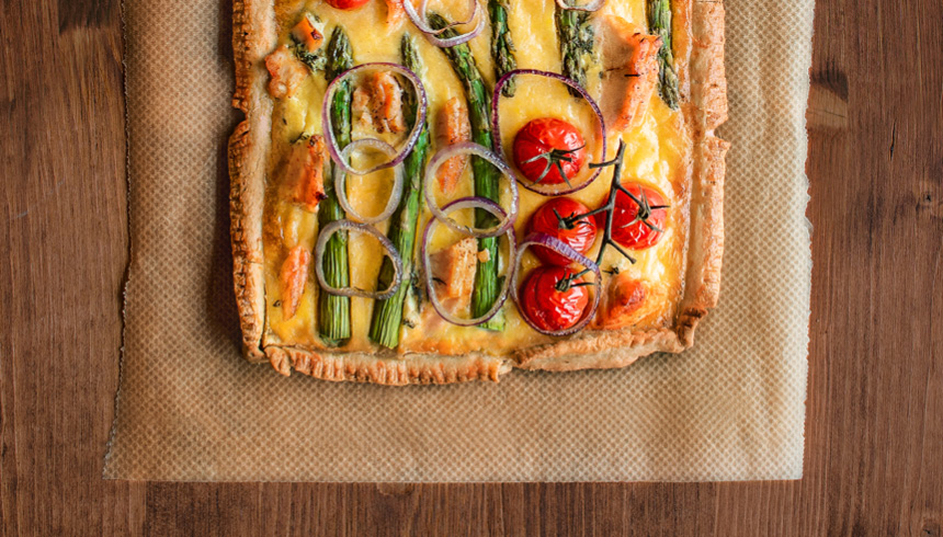 Bland og snack med quiche på butterdej med æg, laks, asparges og løgfyld