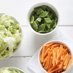Friske grøntsager og frisk salat i skålen